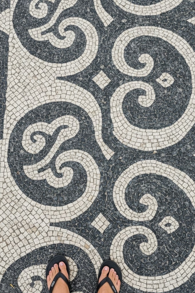 Sandalen op Portugese steentjes